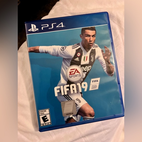 FIFA 19 PS4 game - Picture 1 of 4
